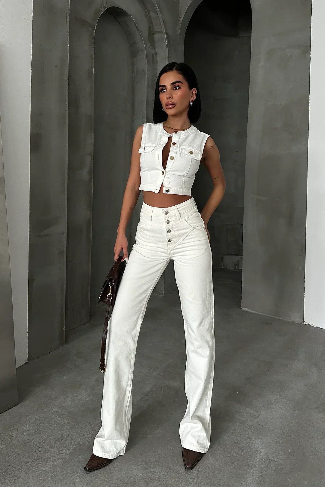 How Should White Jeans Be Combined in the Summer Season?