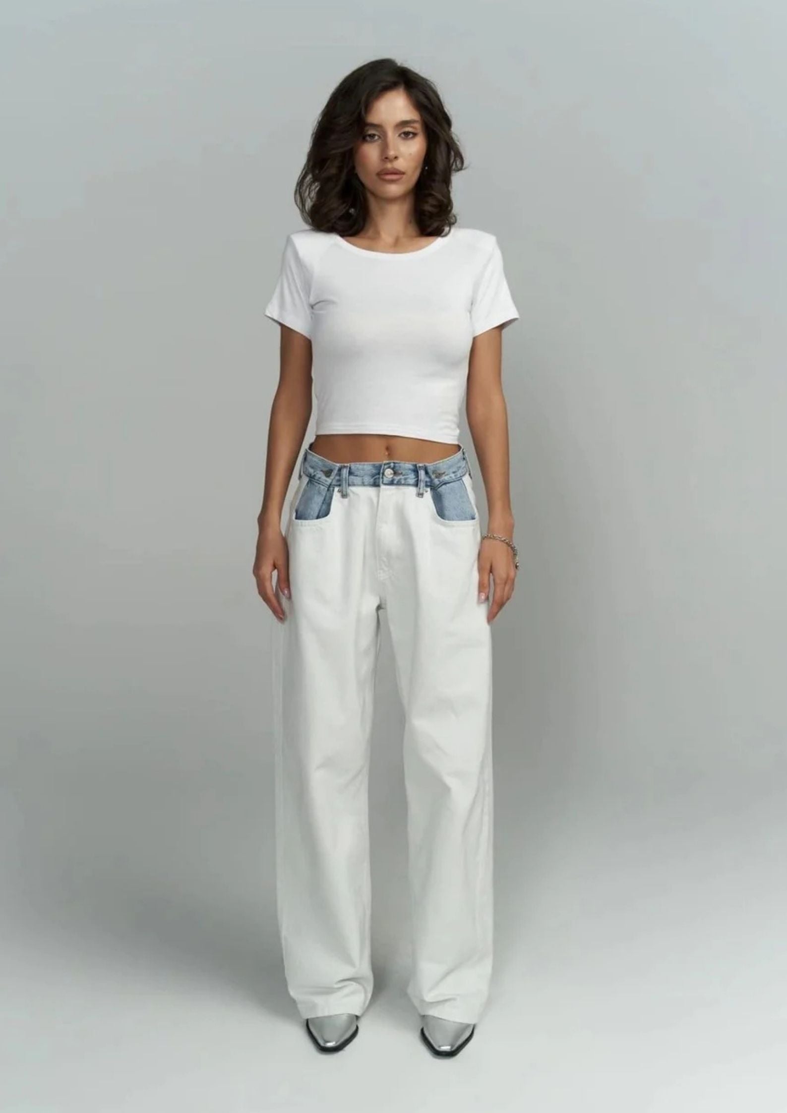 How to Achieve Color Harmony When Combining White Jeans