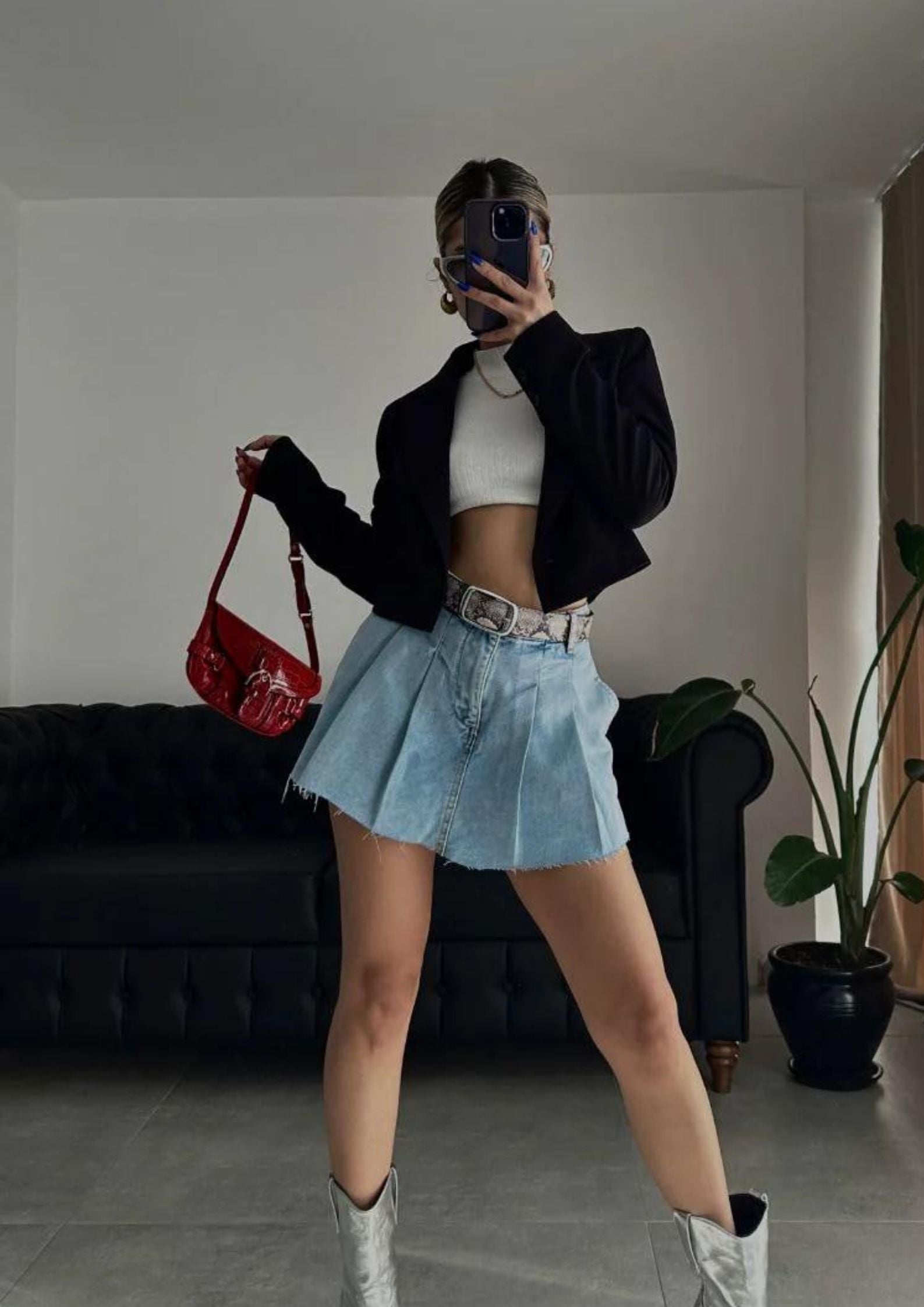 How To Combine a Short Denim Skirt in Autumn?