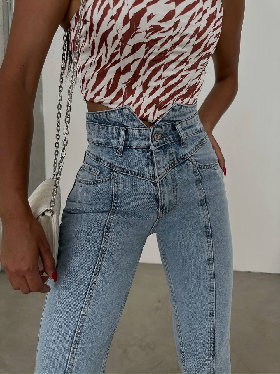 V Belt Shaped Skinny Jeans