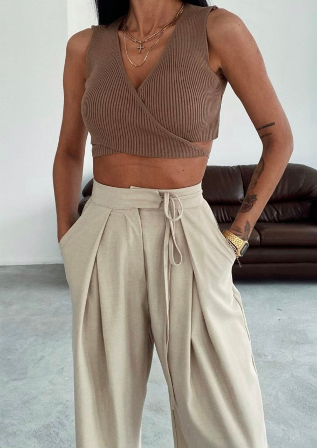 Wide Legs Pleated Pants in Beige